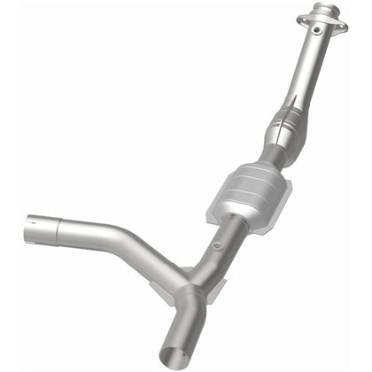 MagnaFlow 2000-2002 Ford E-150 Econoline 4.6L / 2000-2002 Ford E-150 Econoline Club Wagon 4.6L California Grade CARB Compliant Direct-Fit Catalytic Converter 447157